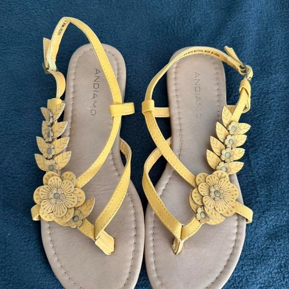 Andiamo Mustard Yellow floral and leaf appliqués T-strap sandals Size 7.5